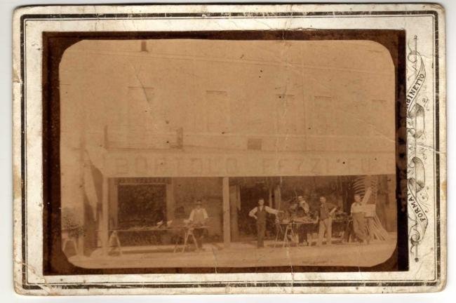 Bortolo Fezzi davanti al suo negozio all'inizio del Novecento