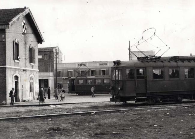 La stazione di Caldiero nel 1950 (sullo sfondo il caffè Baretta)