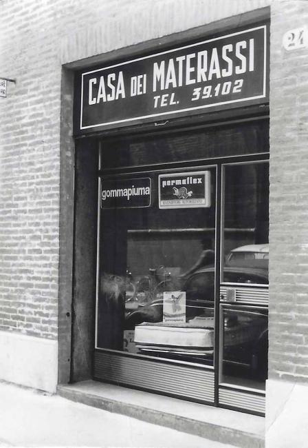 L'ingresso del negozio in via Voltapaletto a Ferrara, 1966